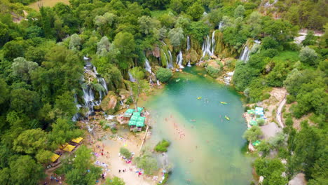 Luftaufnahme-Des-Wasserfalls-Kravice-Am-Fluss-Trebizat-In-Bosnien-Und-Herzegowina---Drohnenaufnahme