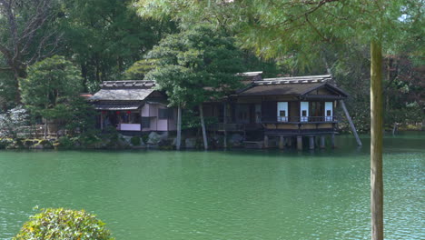 Scenic-View-Of-Traditional-Tea-House-By-The-Lakeshore-At-Kenroku-en-Garden-In-Kanazawa,-Ishikawa,-Japan