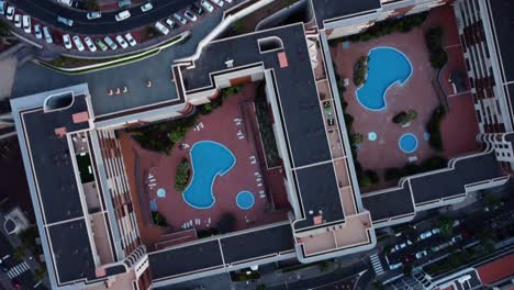 Gebäude-Mit-Blauen-Pools-Straßen-Autos-In-Spanien-Teneriffa-Los-Gigantes-Drohne-Geschossen