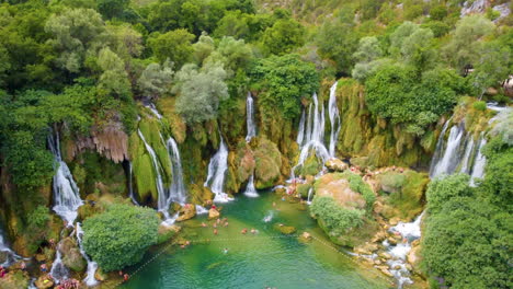 Famosa-Cascada-De-Kravica-Para-Turistas-Con-Un-Rico-Ecosistema-Ribereño-Durante-El-Día-En-Bosnia-Y-Herzegovina