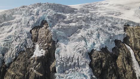 Panorámica-De-Imágenes-De-Drones-Del-Glaciar-Derritiéndose-En-Noruega
