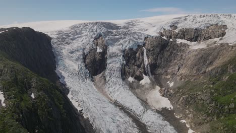 Annäherung-An-Drohnenaufnahmen-Des-Buerbreen-Gletschers-Im-Folgefonna-Nationalpark-In-Norwegen