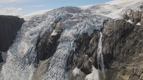 Cierre-De-Imágenes-De-Drones-Con-El-Derretimiento-Del-Glaciar-Bruerbreen-En-El-Parque-Nacional-De-Folgefonna-En-Noruega