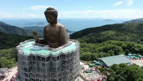 Hong-Kong-Nong-Ping-Gran-Buda-Y-Entorno-Verde-Exuberante,-Vista-Aérea