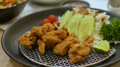 Pov-Zum-Hühnchen-Karaage-Japanisches-Essen,-Während-Sie-Mit-Stäbchen-Vom-Teller-Aufheben