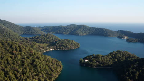 Vista-Panorámica-Del-Parque-Nacional-Isla-Mljet,-Croacia,-Mar-Adriático---Toma-Aérea-De-Drones