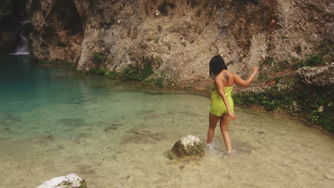 Schöne-Glückliche-Frau-Am-Wasserfall-Der-Dominikanischen-Republik---Fernweh