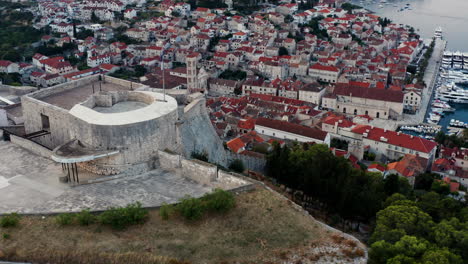 Alte-Und-Historische-Spanische-Festung-Mit-Stadt-Hvar-Und-Hafen-Im-Hintergrund-In-Kroatien