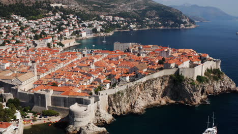 Dubrovnik-Stadt-Und-Altstadt-Mit-Defensiven-Steinmauern-An-Einem-Sonnigen-Tag-In-Kroatien