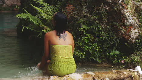 Dominikanische-Frau-Modelliert-Und-Schwimmt-Im-Freien-In-Der-Dominikanischen-Republik