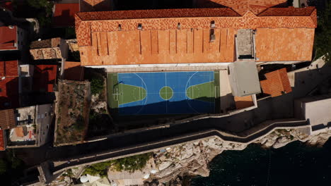 Top-down-ansicht-Von-Dubrovnik,-Einer-Wunderschönen-Und-Touristischen-Gemeinde-Entlang-Der-Wilden-Kroatischen-Küste-Mit-Blick-Auf-Die-Adria-In-Kroatien---Luftdrohnenaufnahme