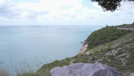 Küstenklippe-Mit-Büschen-Und-Einem-Turm,-Hoch-über-Dem-Meer,-Serrad&#39;irta,-Spanien