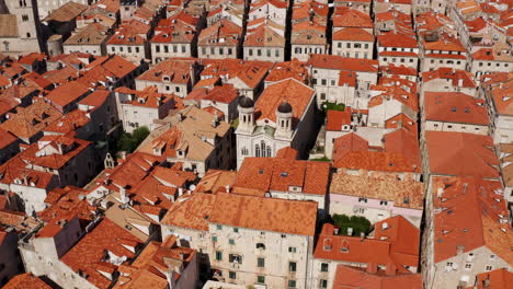 Tejados-Rojos-En-La-Ciudad-Vieja-De-Dubrovnik-En-Croacia---Toma-Aérea-De-Drones