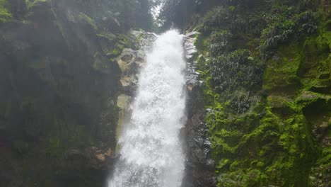 Wasserfall-Im-Berg-Mit-Fluss