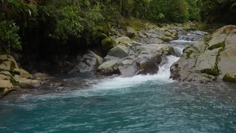Himmlischer-Fluss-Mit-Bach-Zwischen-Felsen-Im-Regenwald-Von-Costa-Rica-Mit-Blauem-Wasser