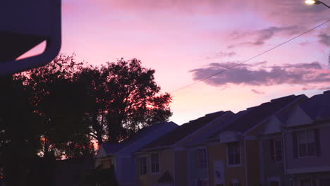 Ein-Wunderschöner-Sonnenuntergang-In-Der-Nähe-Einer-Reihe-Pastellfarbener-Häuser-In-Einer-Tropischen-Umgebung-In-Florida,-Ruhige-Und-Entspannte-Umgebung