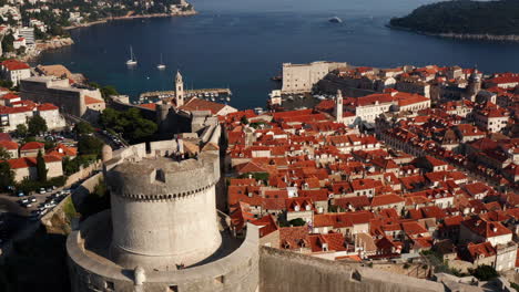 Antiguas-Murallas-De-La-Ciudad-Con-Torre-Minceta-Y-Antiguo-Puerto-De-Dubrovnik-En-Croacia---Toma-Aérea-De-Drones
