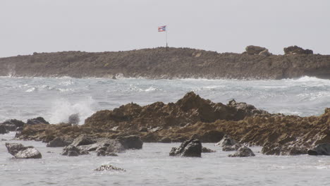 Puerto-Rico-Flaggenschwingen-In-Einem-Hügel-Am-Meer-Von-Wellen-Am-Ufer