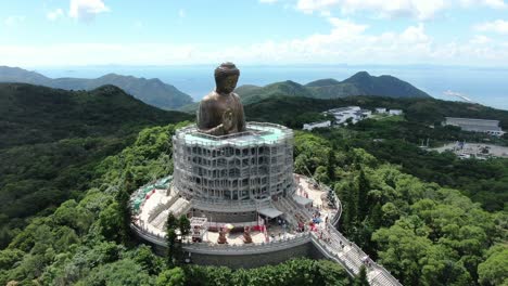 Hong-Kong-Nong-Ping-Großer-Buddha-Und-Umgebende-üppige-Grüne-Umgebung,-Luftbild
