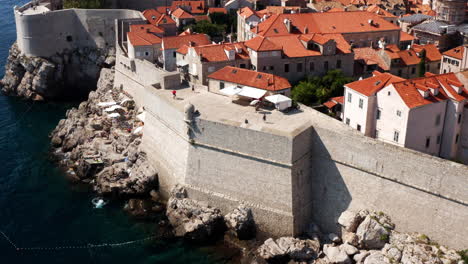 Antiguas-Murallas-De-La-Ciudad-De-Dubrovnik-En-Croacia---Toma-Aérea-De-Drones