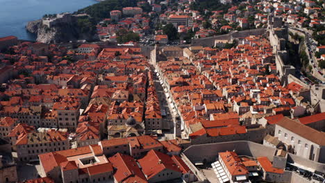 Vista-Aérea-De-La-Ciudad-Amurallada-De-Dubrovnik-En-Croacia---Disparo-De-Drones