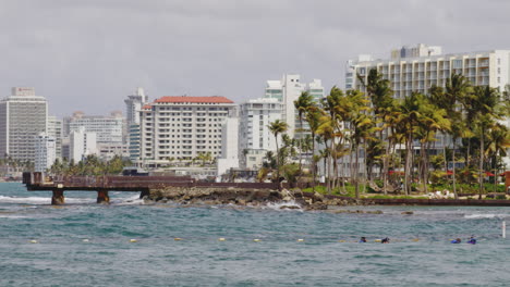 Langsam-Herauszoomen-Blick-über-Die-Bucht-Von-El-Boqueron-An-Einem-Windigen-Tag-In-Richtung-Strand-Von-Condando,-Puerto-Rico