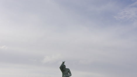 Estatua-De-San-Juan-O-San-Juan-Junto-Al-Mar-Con-Fondo-De-Cielo