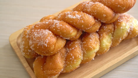 Donut-De-Azúcar-En-Forma-De-Espiral-Sobre-Placa-De-Madera