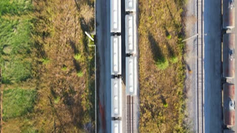 Güterwagen-Auf-Dem-Industriebahnhof-An-Einem-Sonnigen-Tag