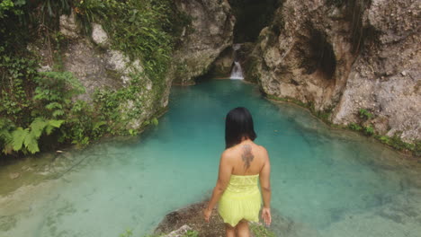 Mujer-Dominicana-Disfrutando-De-La-Hermosa-Escena-De-La-Naturaleza-Dr