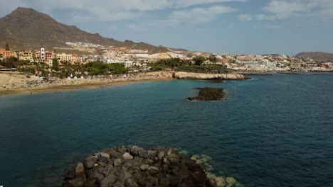 Hermosa-Vista-Panorámica-Con-Mar-Azul-A-La-Orilla-Del-Mar-En-Los-Cristianos-Al-Sur-De-Tenerife-Tiro-Con-Drones