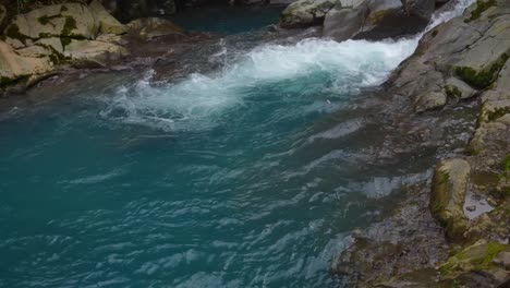 Kristallklarer-Fluss-Mit-Blauem-Wasser-Zwischen-Felsen-Im-Regenwald-Von-Costa-Rica-Mit-Blauem-Wasser