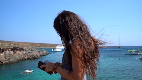 Unerkennbares-Mädchen,-Das-In-Ihrem-Smartphone-In-Der-Nähe-Des-Meeres-Eine-SMS-Schreibt