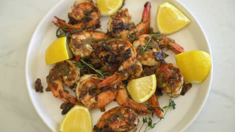 jerk-shrimps-or-grilled-shrimps-in-Jamaica-style-on-plate