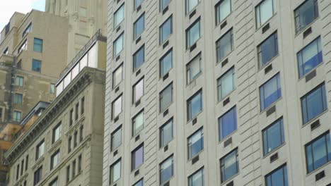 New-Yorker-Wolkenkratzerfassaden,-Fensterreflexionsbewegung-Erschossen---Niedriger-Winkel