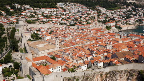 Ciudad-Histórica-De-Dubrovnik-En-Croacia,-Uno-De-Los-Destinos-Turísticos-Más-Famosos-Del-Mar-Mediterráneo---Toma-Aérea-De-Drones