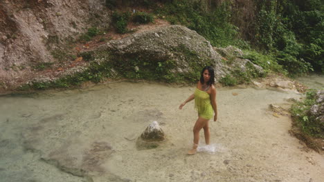 Frau,-Die-Den-Wunderschönen-Wasserfall-Balneario-Mata-De-Maiz-In-Der-Dominikanischen-Republik-Erkundet