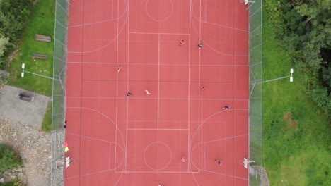 Overhead-Aufnahme-Von-Outdoor-Fußball-Auf-Sand:-Langsames-Zoomen-Der-Drohne