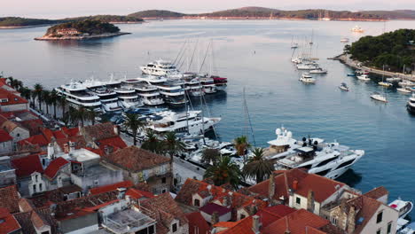 Super-Yates-Y-Embarcaciones-De-Recreo-Para-Turistas-Atracados-En-El-Puerto-Junto-Al-Mar-Adriático-En-Hvar,-Croacia