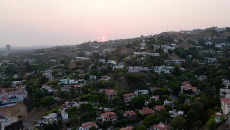 Luftaufnahme-Einer-Hügelgegend,-Sonnenuntergang-In-West-Hollywood---Aufsteigend,-Drohne-Erschossen