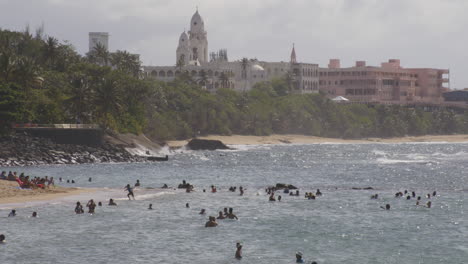 Turista-Irreconocible-Disfrutando-De-Vacaciones-En-La-Playa-En-San-Juan,-Puerto-Rico