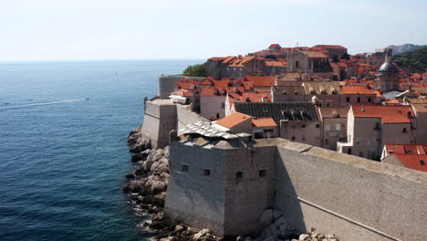 Ciudad-Vieja-De-Dubrovnik---Murallas-De-La-Ciudad-Antigua-En-Dubrovnik,-Croacia---Toma-Aérea-De-Drones