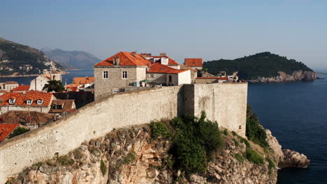 Antiguas-Murallas-De-La-Ciudad-De-Dubrovnik-En-Una-Tarde-En-Croacia---Toma-Aérea-De-Drones