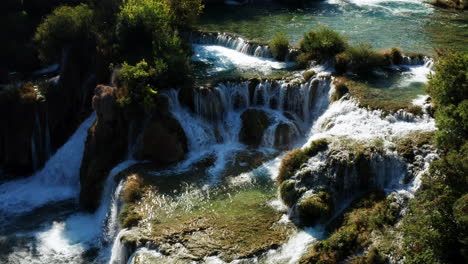 Sauberes-Und-Klares-Wasser-Fließt-Am-Skradinski-Buk-Wasserfall-Im-Krka-Nationalpark,-Kroatien