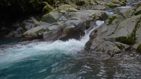 Bach-Mit-Kristallklarem-Wasser-Zwischen-Felsen-Im-Regenwald-Von-Costa-Rica-Fluss-Mit-Azurblauem-Wasser