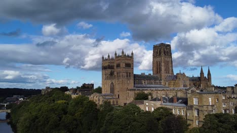 Kathedrale-Von-Durham-In-Der-Grafschaft-Durham-An-Einem-Sonnigen-Tag---Luftaufnahmen-Von-4k-HD-Drohnen-Steigen-Auf
