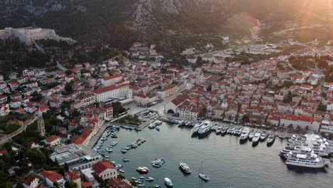 Hvar-Stadt-Und-Hafen-Mit-Luxusyachten-Und-Booten-Von-Oben-Bei-Sonnenaufgang-In-Kroatien