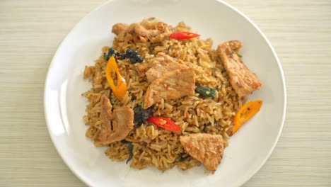 Schweinefleisch-Gebratener-Reis-Mit-Kräutern---Asiatische-Küche