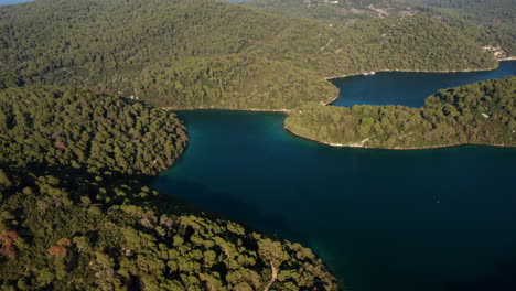 Vista-Aérea-De-Exuberantes-Bosques-Verdes-En-El-Parque-Nacional-Mljet-Junto-Al-Mar-Adriático-En-Croacia