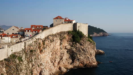 Vista-Sobre-La-Muralla-Del-Casco-Antiguo-De-Dubrovnik-En-Una-Tarde-En-Croacia---Disparo-De-Drones